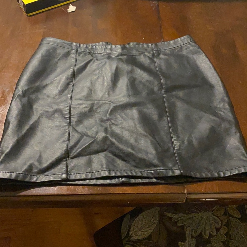 BLACK FAUX LEATHER SKIRT FV21